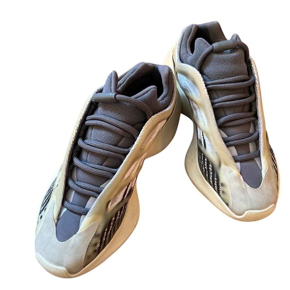 Adidas| Yeezy 700 V3 Fade Salt- Kids Size 4